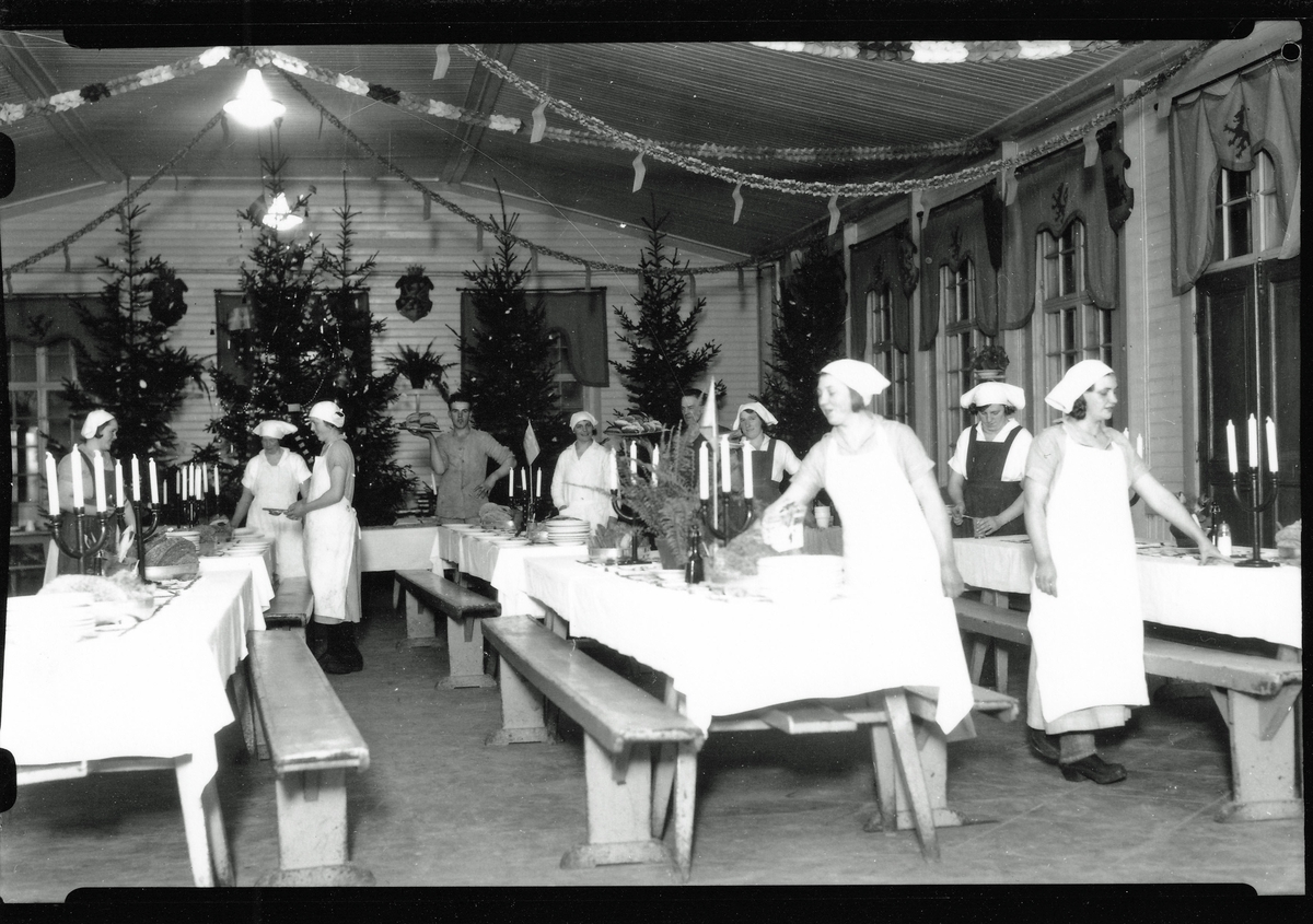 Göta Trängregemente.   Kökspersonalen och köksmalajerna dukar matsalen inför julen.