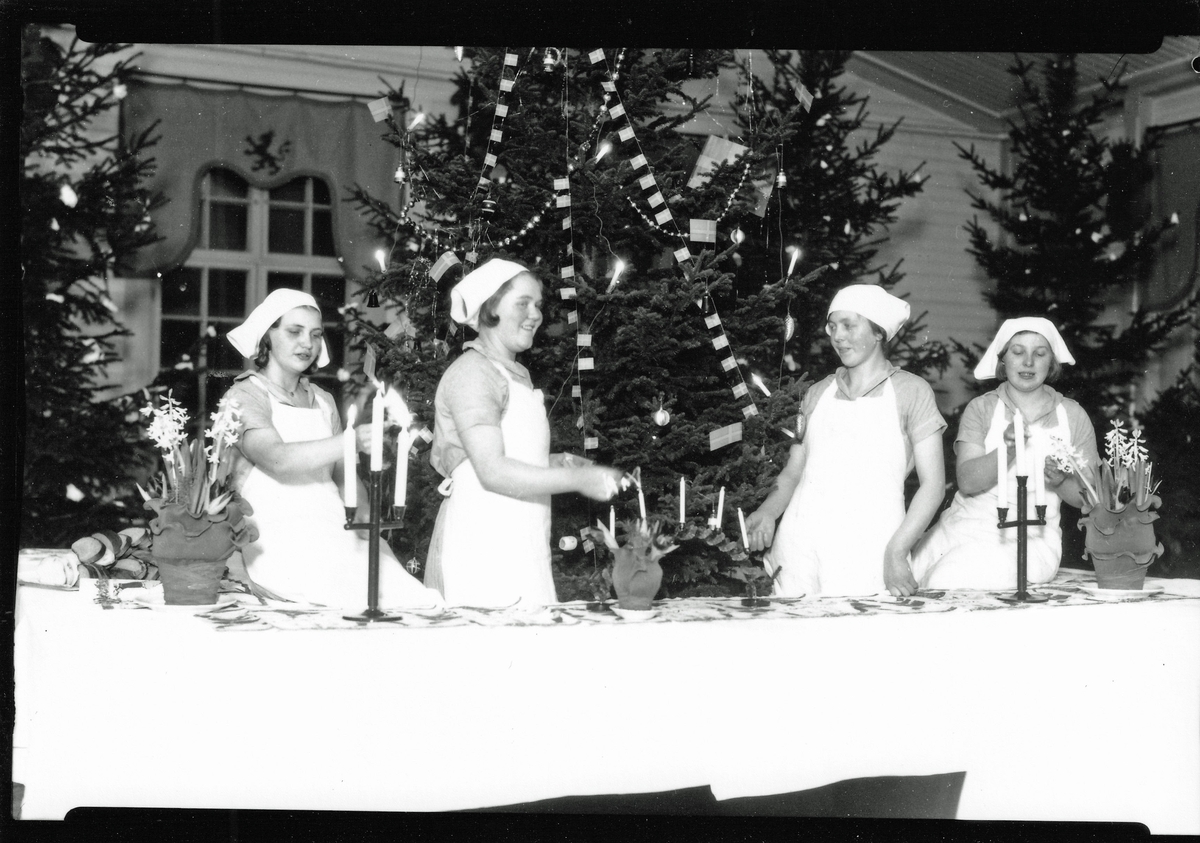 Göta Trängregemente.   Kökspersonalen dukar matsalen inför julen.