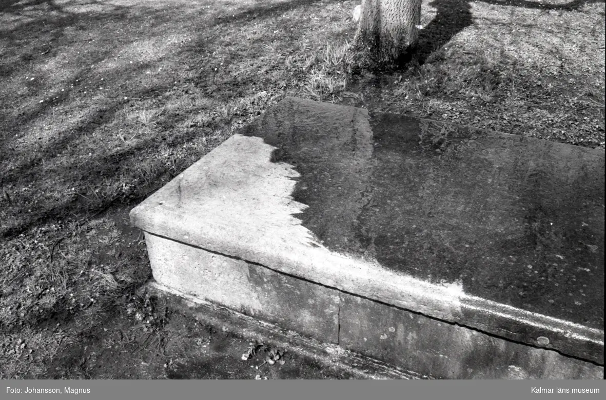 Gravstenar på gamla kyrkogården tvättas med högtryck.