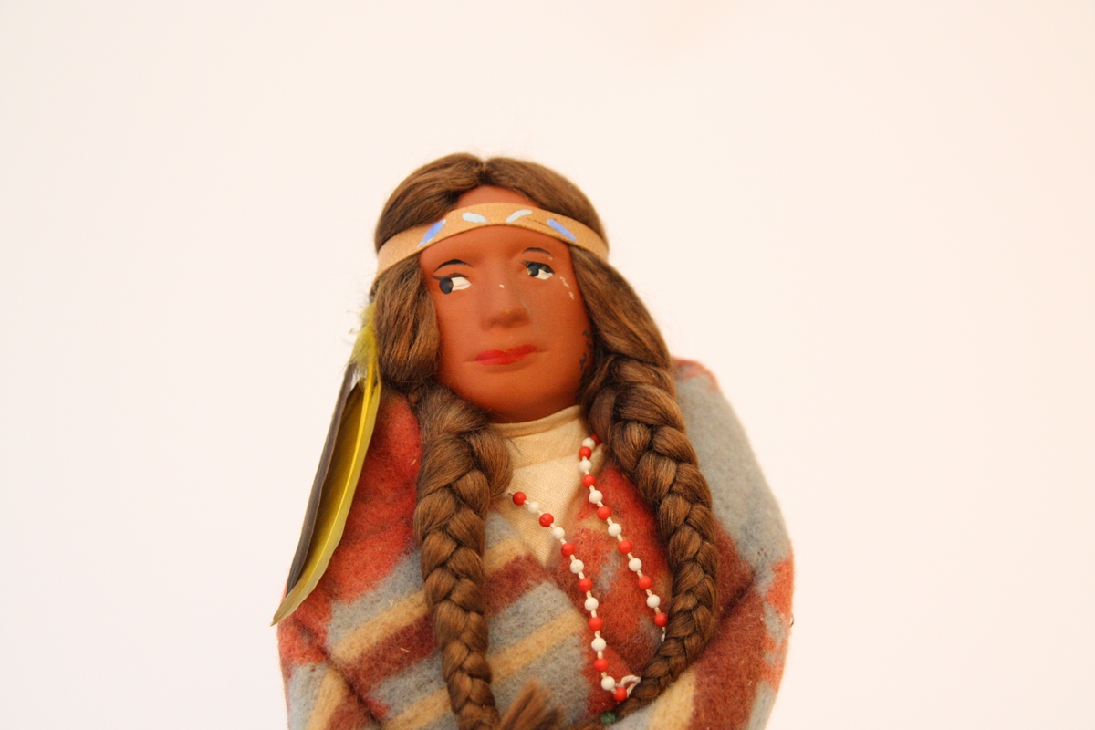 Docka i textil föreställande Native American.