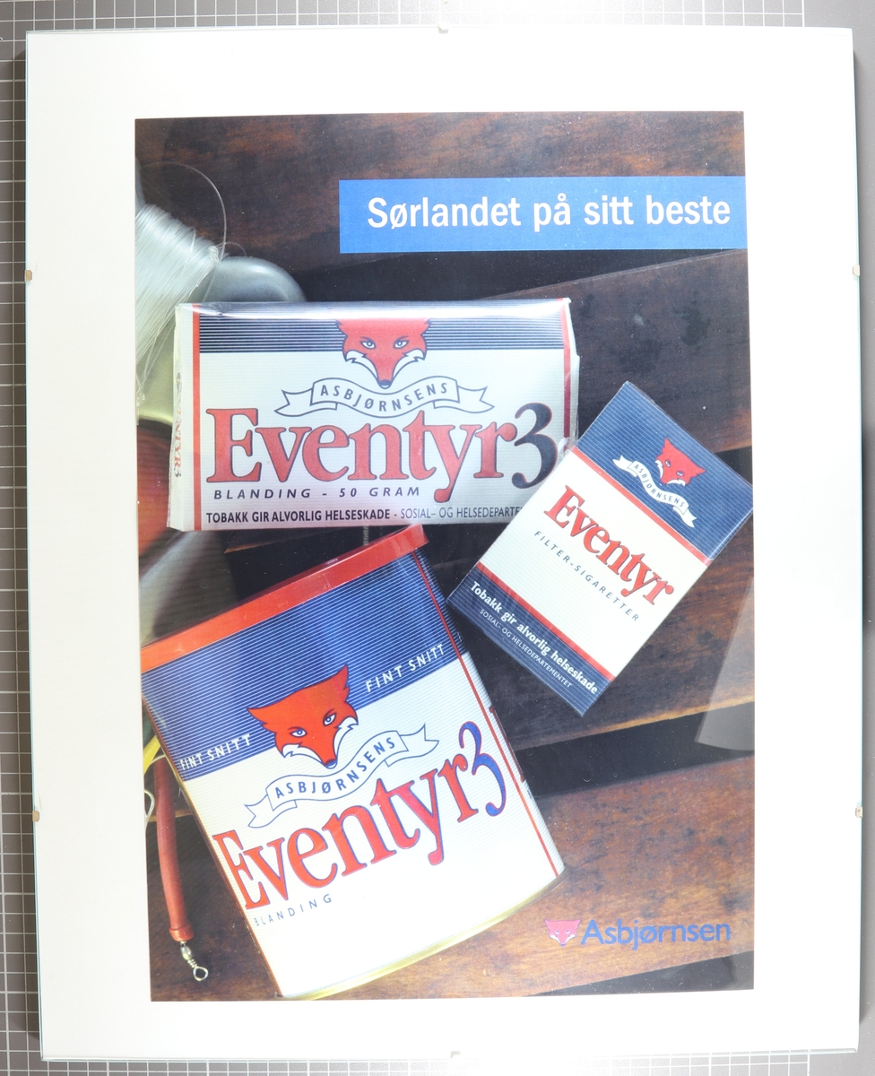 En boks og en pakke med eventyrblanding 3 og en pakke eventyr sigaretter.