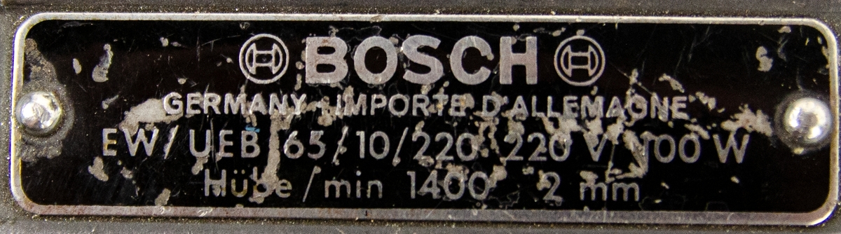 Elektrisk plåtsax, Bosch. Tillverkad i gråfärgad metall.  Till den elektriska plåtsaxen sitter en sladd med en stickkontakt.
