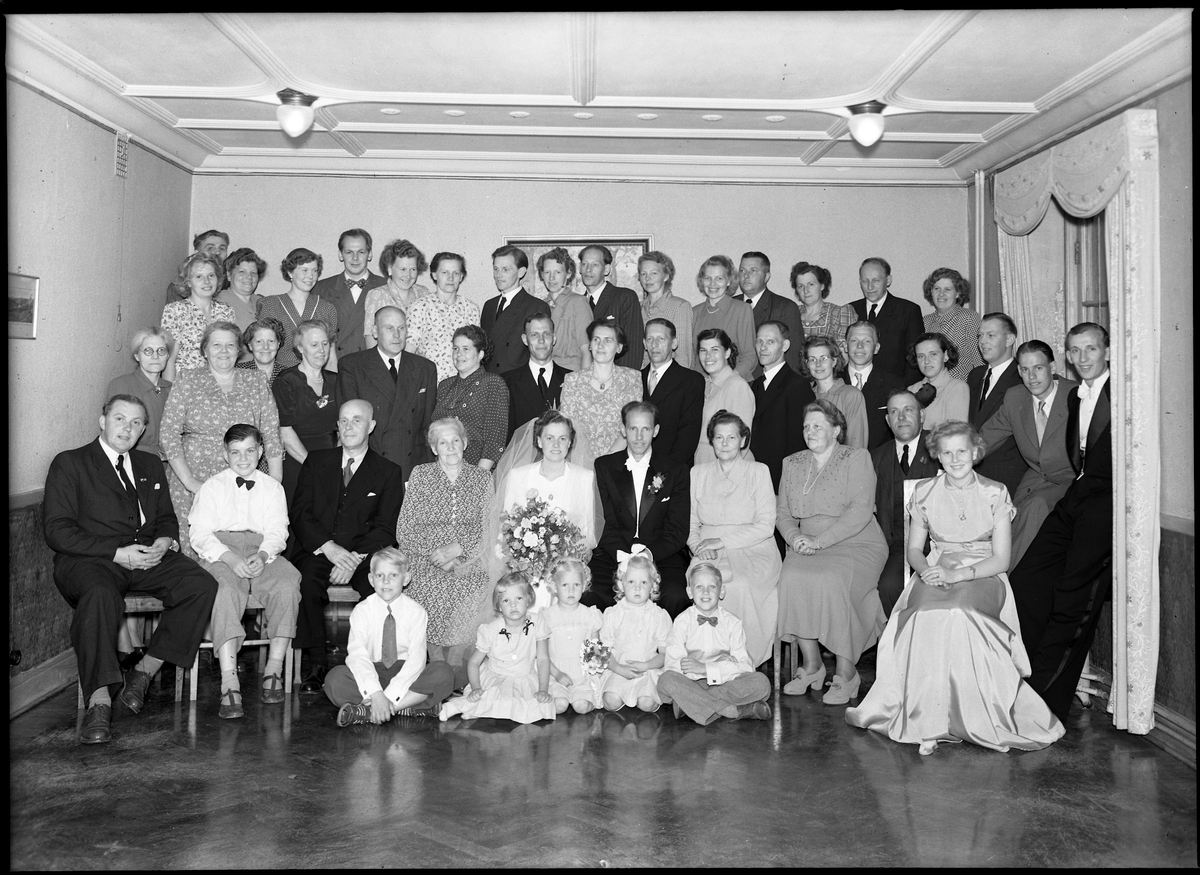 Gruppbild från Nils och Maja Anderssons bröllop, 17 juni 1950, på Beths pensionat, Göteborgsvägen