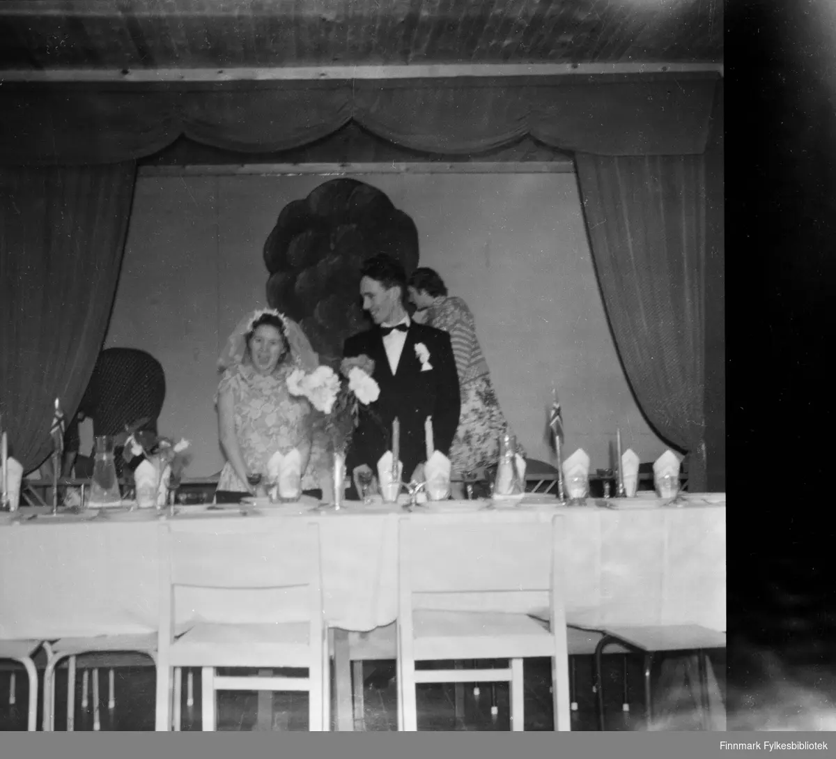 Bryllupsfeiring 28.11.1959 på Meskelvnesset i klubbhuset til Nesseby Idrettsforening for Solveig Losvik og Hilmar Wilhelm Johnsen. Se også bildet FBib.16003-013.
