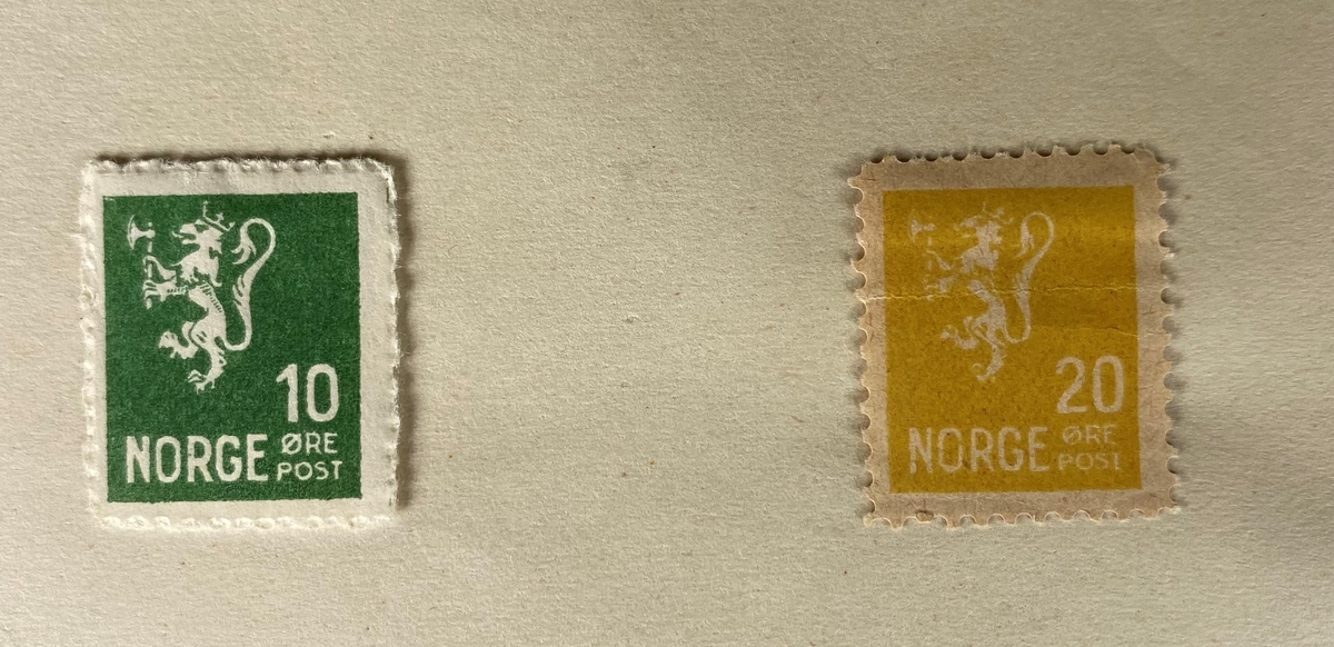 To falske frimerker med ulik verdi, motiv av løve med øks. Frimerkene er festet på et papirark med skrevet informasjon.
