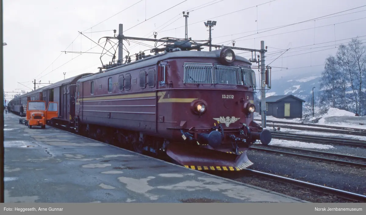 Elektrisk lokomotiv El 13 2132 med hurtigtog til Åndalsnes, tog 351, på Lillehammer stasjon