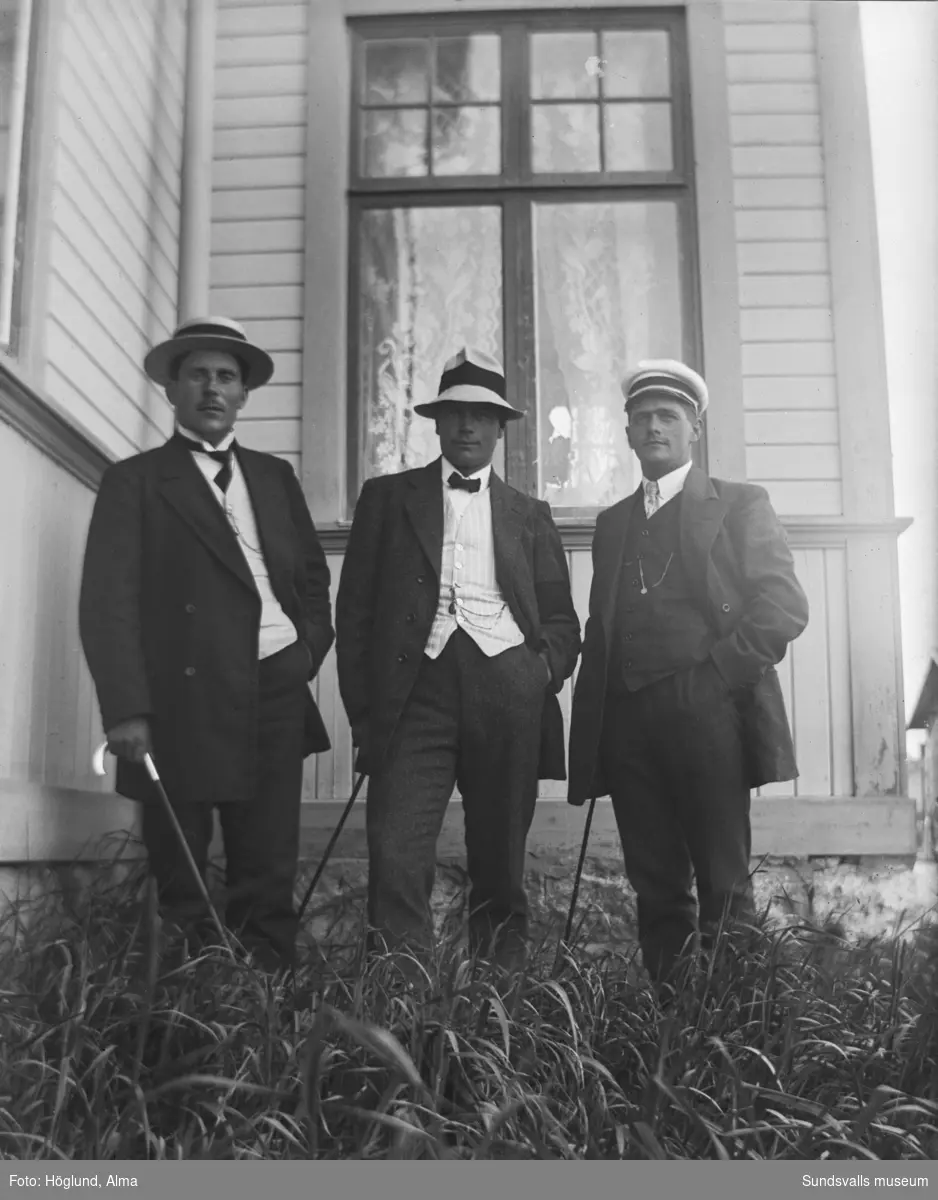 Tre män med promenadkäppar. Längst till vänster pastor Edvin Nahlbom.