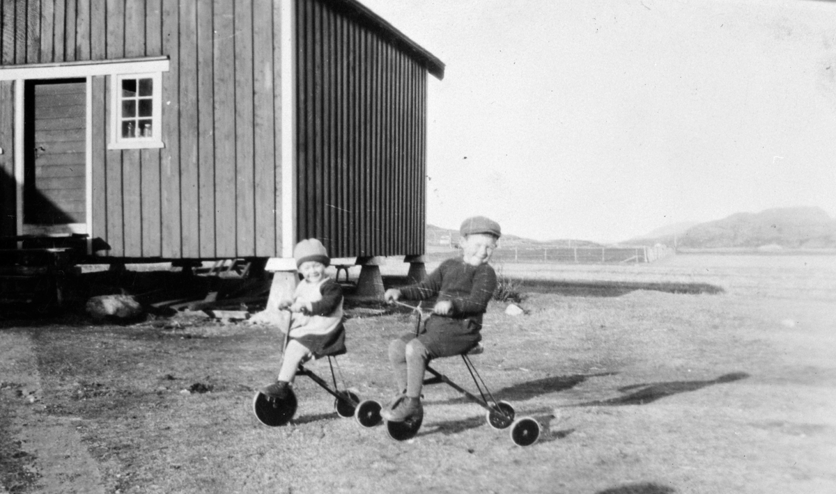 Barn på trehjulsykkel, Oksvoll