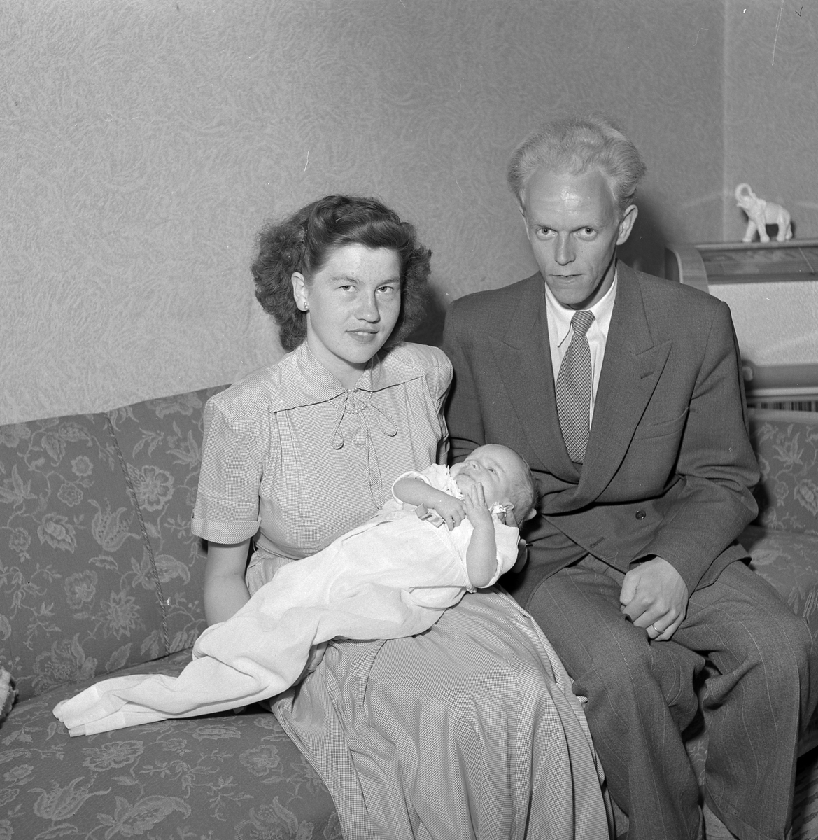 Okänd familj fotograferade i samband med dop. 17 juli 1951