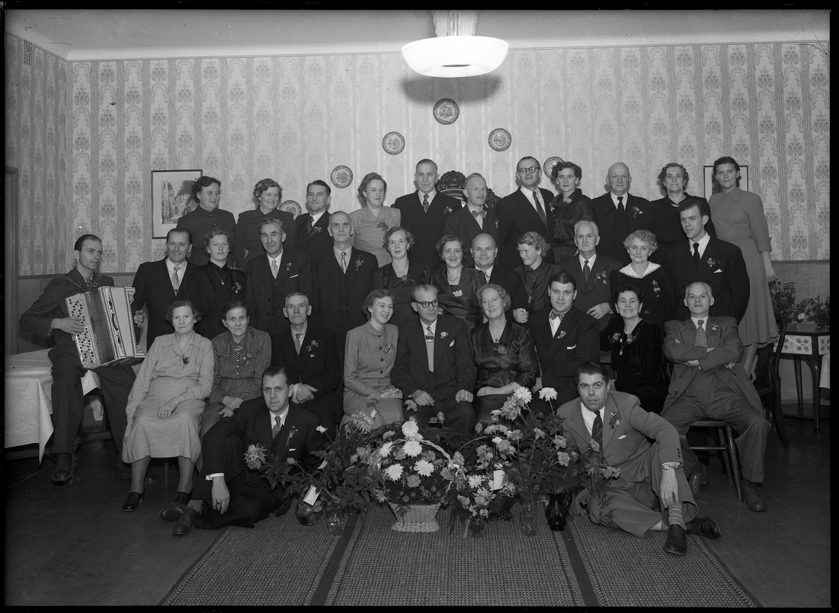 Gruppbild från firande av födelsedag, bröllopsdag eller liknande. 1940/50-tal.