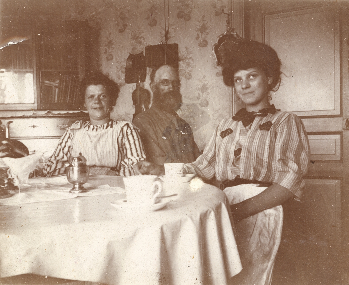 Svenska högarna. Fyrmästare Carl Erik Lind dricker kaffe med sonhustrun Elin Jansson Lind (nr 1 fr v) och en ytterligare kvinna.