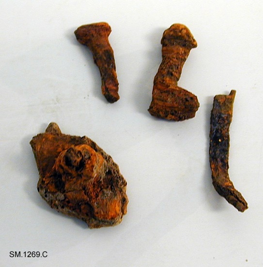 Noen stykker forrustet jern, bl.a. noe som kan likne klinknagler eller spiker.
Om funnet, TGM-SM.1265-69, i helhet: Funnet i en gravhaug, 66 fot i tverrmål og 8 fot høy, bygget av jord og stein. Yngre romertid.

