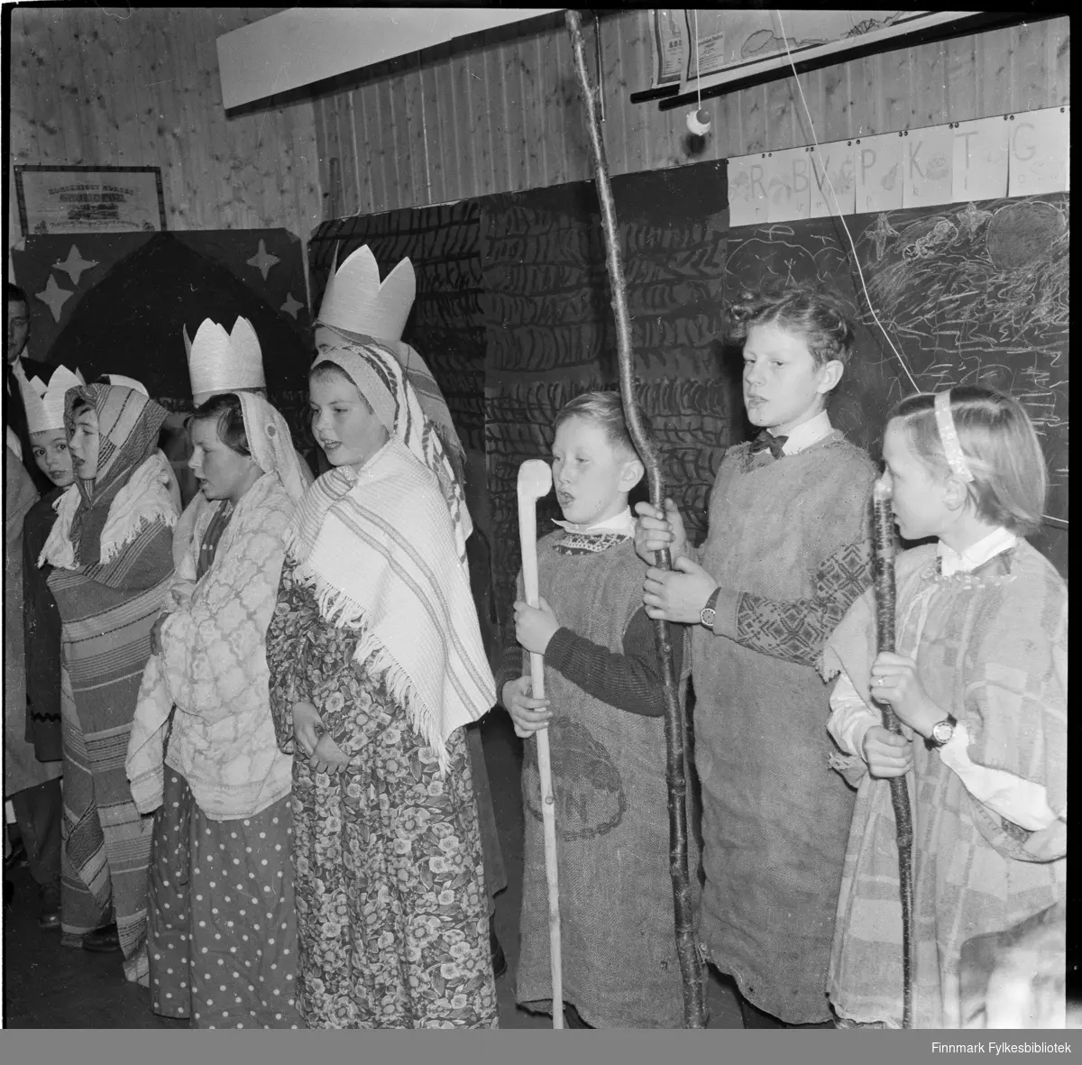 Juleavslutning på Elvenes skole ca. 1960. Fra venstre: Svein Birger Olsen, ukjent, Gunnhild Karikoski, Karin Bekkeli, Helge Pedersen, Willy Pedersen og Torhild Solvang.
