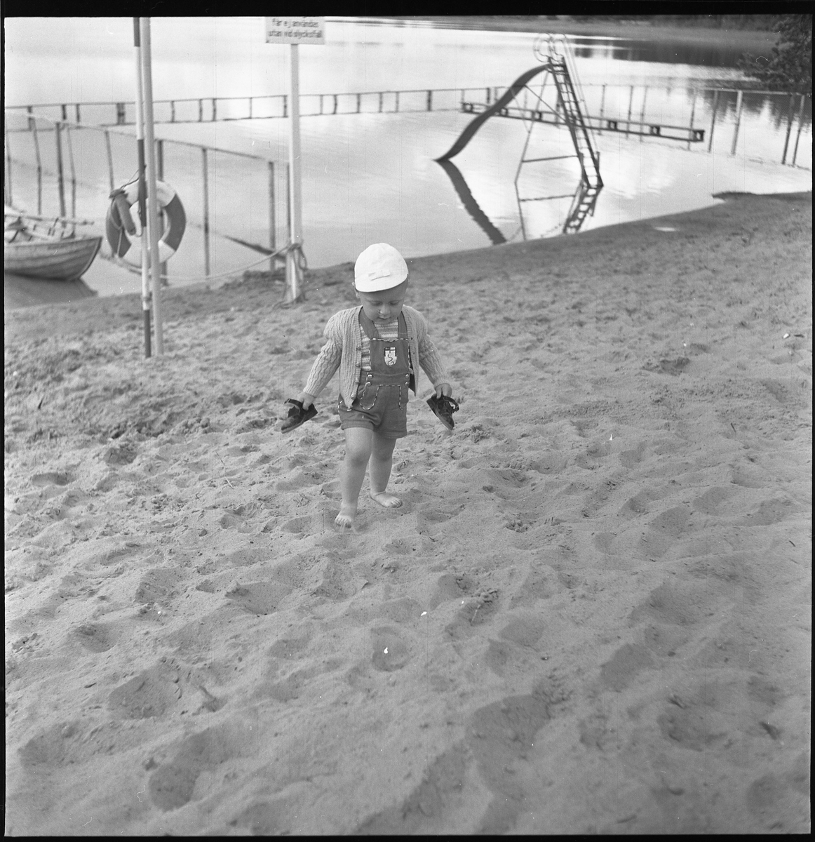 Liten pojke på Axamobadet i Jönköping.