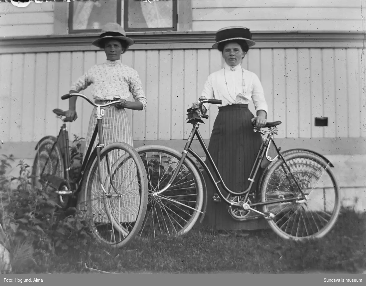 Porträttfoto, Ada Wiström och Emma Lundström Berggren med cyklar.