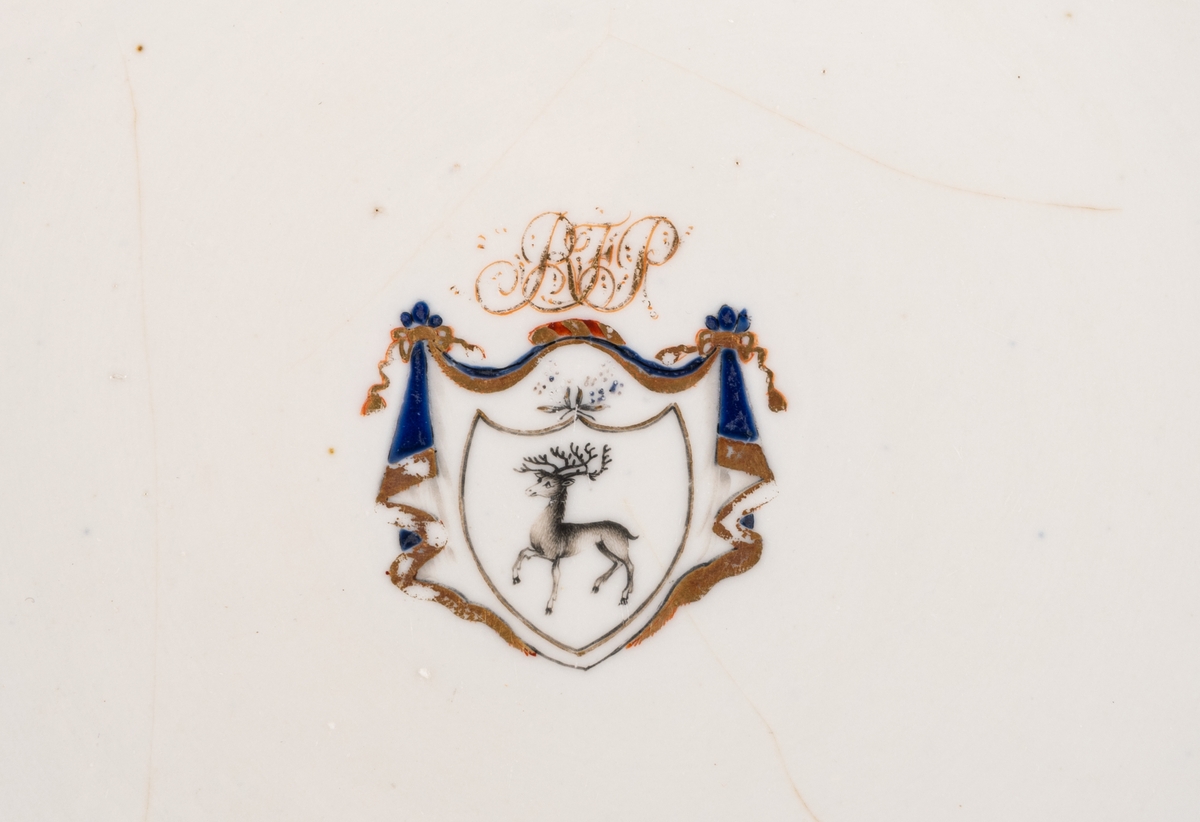 Skål tillhörande servis i porslin, Ostindien, 19 delar. Gråblå glasyr, bård av små förgyllda eklöv på mörkblå botten. Gestriklands vapen och monogram: R. F. P = Robert Fredrik Petre.