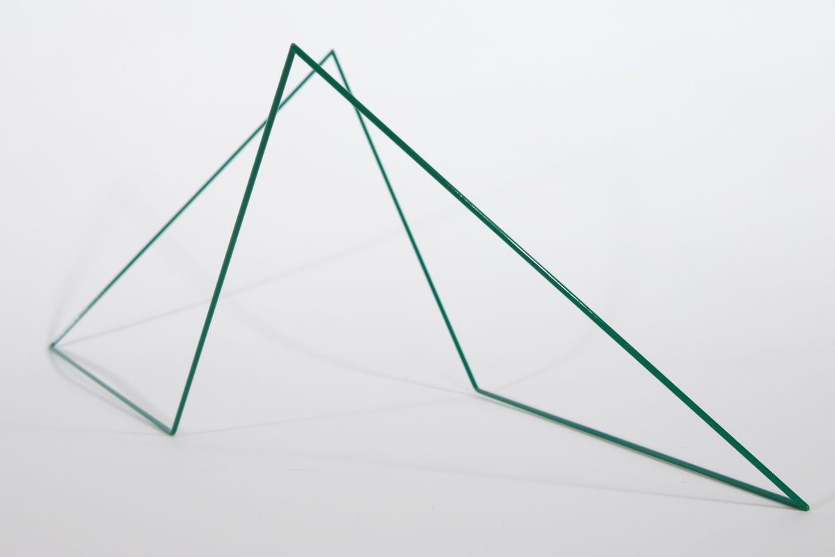 Hodesmykke som består av en rektangulær, grønnlakkert ståltråd som er vridd slik at de to kortsidene danner en 90 graders vinkel i forhold til hverandre.