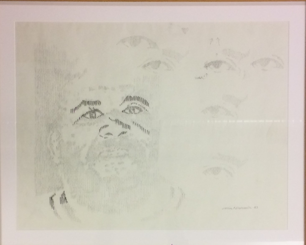 Skiss, blyertsteckning utförd i streckade, något vågiga linjer som formar sig till ett mansansikte till vänster i bild. På ett par andra ställen i bilden formas flera ögon.