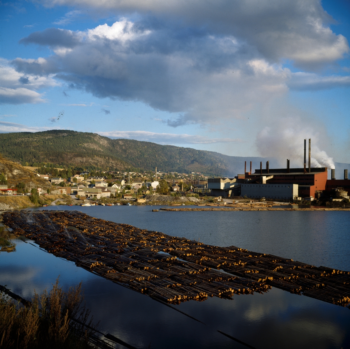 Foto av Tinfos jernverk.  Fra diaskonvolutt: Notoden - industri gjør seg bra i solskinn Hj.dl.6f-7 23.9.81