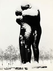 Snødekket skulptur.   Påskrift bakside:  13 A