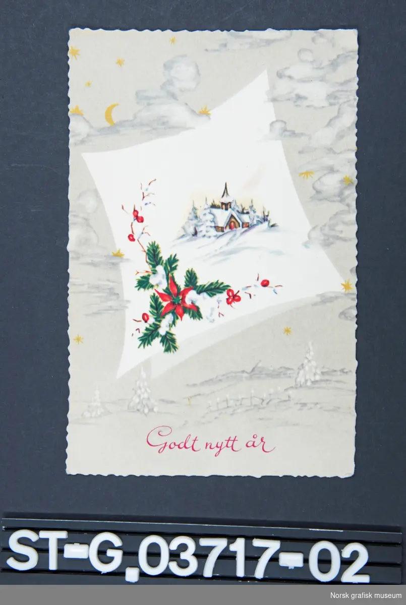 Kortets motiv er delt i to. Bakgrunnen er lys grå og viser snødekt mark og stjernehimmel. Omtrent midt på kortet er en hvit rombeformet ramme med bilde av en snødekt kirke og en julerosett av granbar, julestjerne og røde bær.