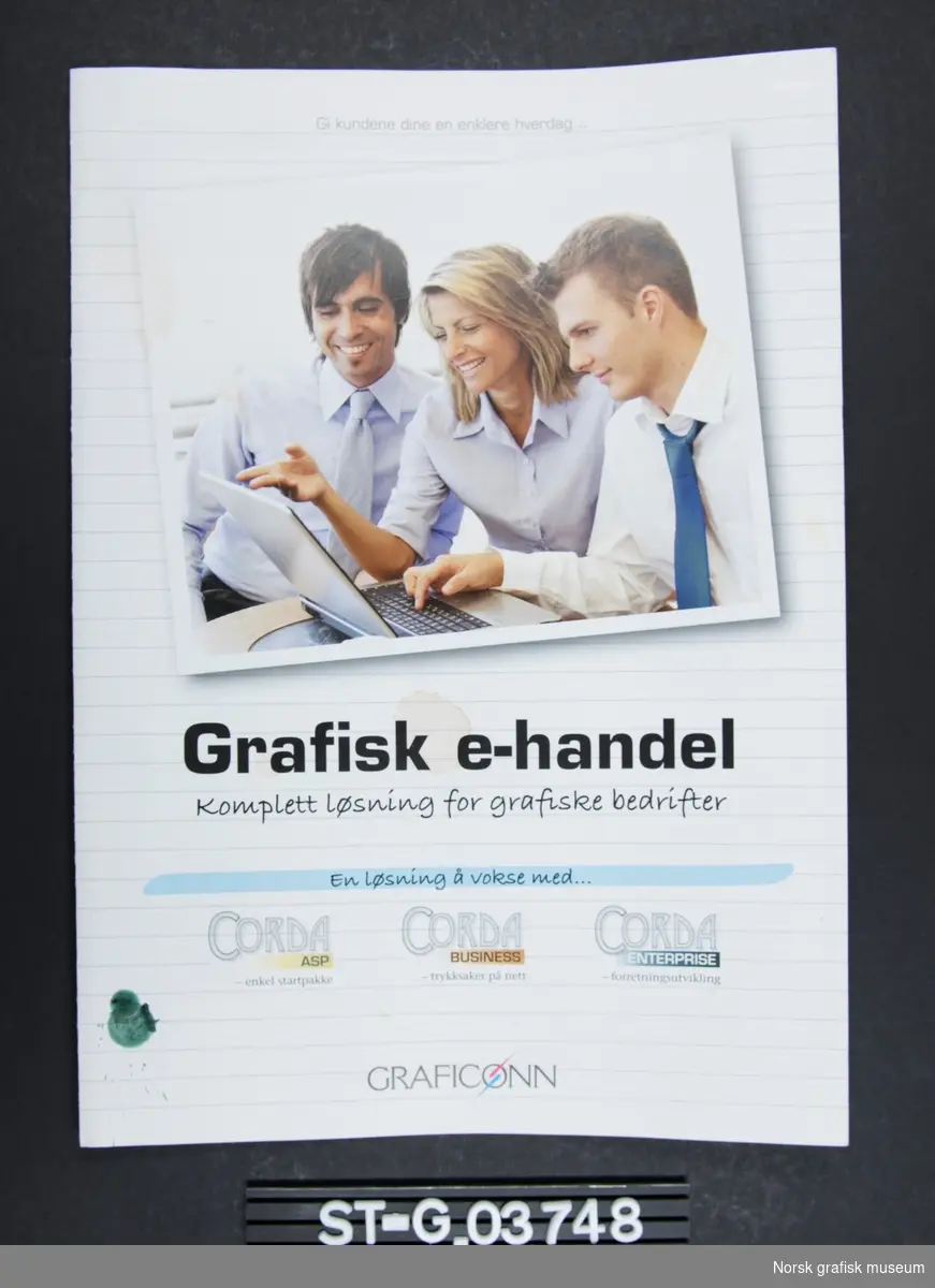 Brosjyre på 4 sider for firmaet Graficonn med overskriften "Grafisk e-handel. Komplett løsning for grafiske bedrifter". 

Forsiden har et par flekker, trolig kaffe og kanskje grønn stearin?
