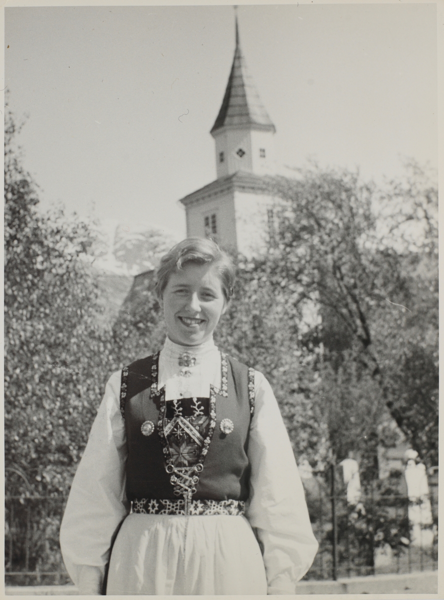 Kvinne i bunad i Ulvik juni 1955
