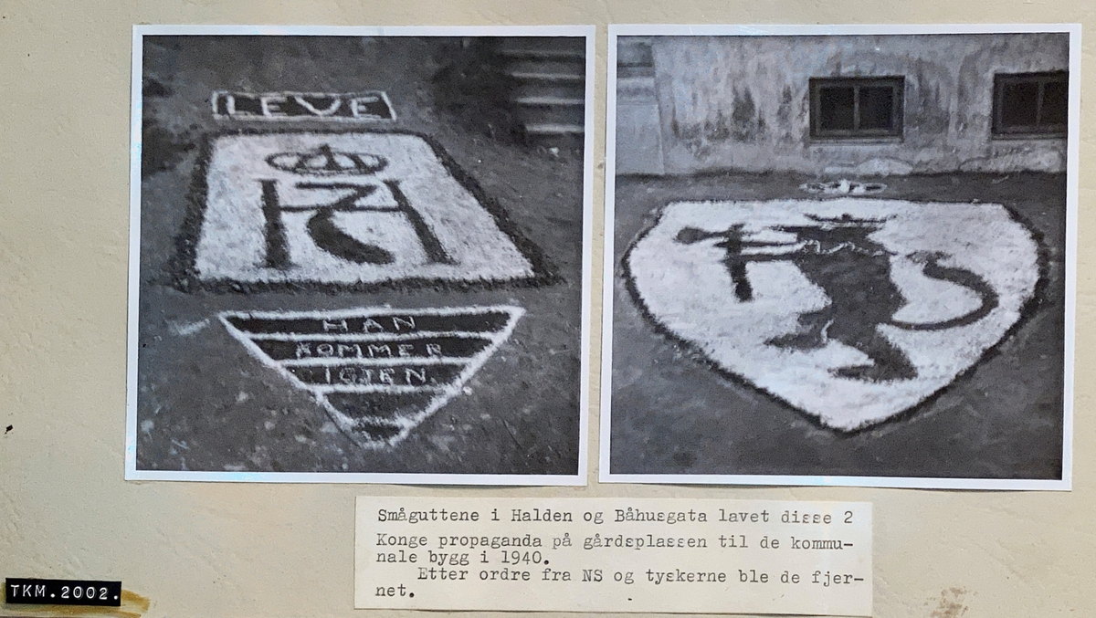 To fotografier, et av Haakon VIIs monogram H7 og et av det norske riksvåpen. Innrammet, mend fototekst.
