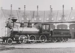 Smalsporet damplokomotiv type XVII nr. 26 til Rørosbanen ved