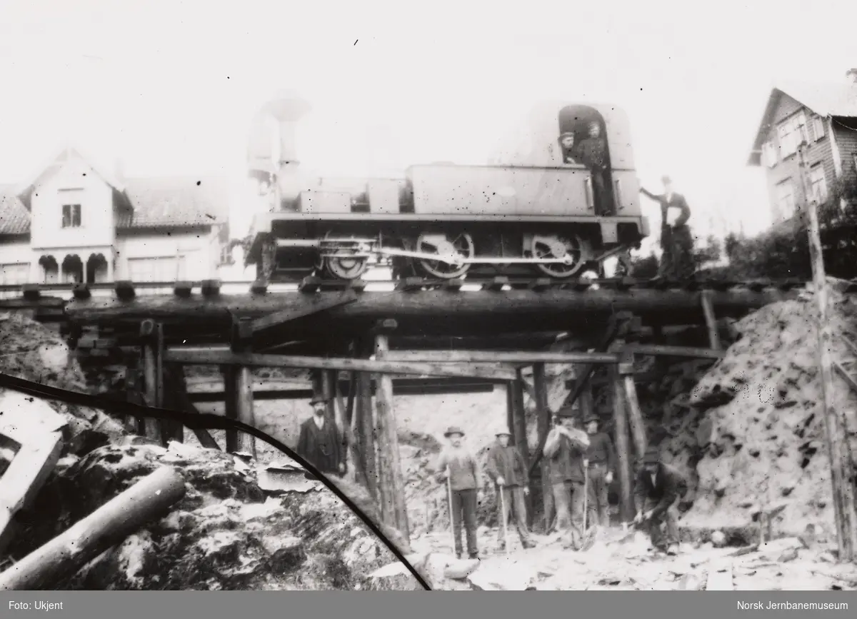 Smalsporet damplokomotiv type II nr. 9 "Hakon" på vegundergang ved Nesttun stasjon. Ombygging til normalspor pågår