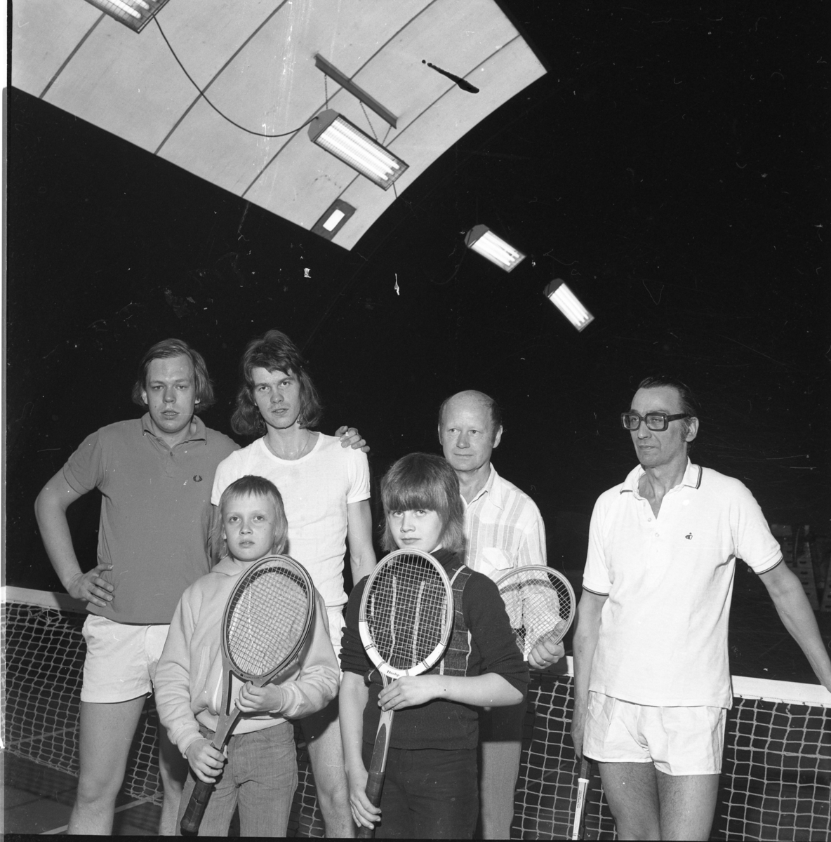 Barn, ungdomar och vuxna med tennisrack i Barracudahallen i Gränna. Som trea och fyra i bakre led står Ingvar Fransson och Bror Jansson.