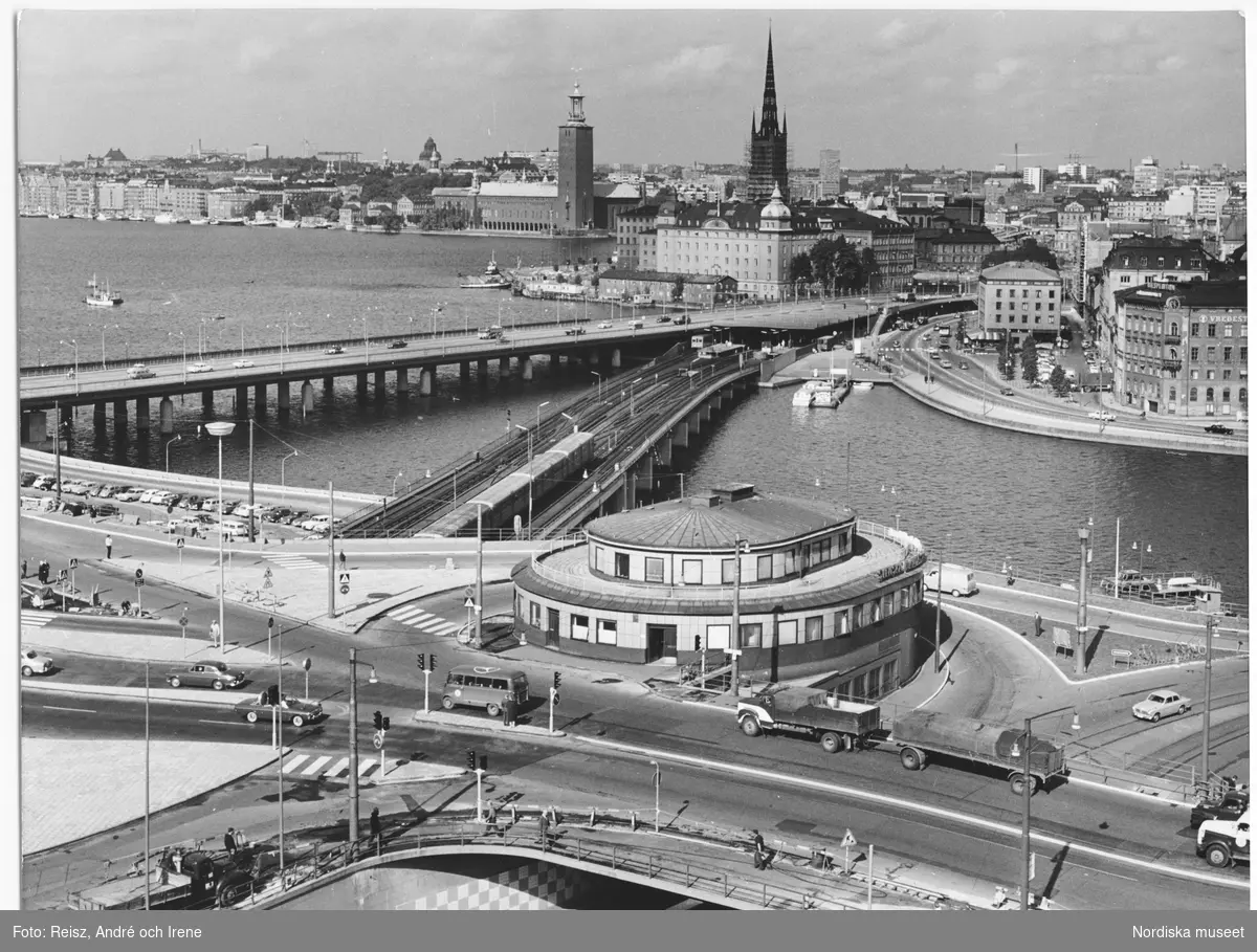 Stockholm. Utsikt över Slussen, Stadshuset och Riddarholmen med Riddarholmskyrkan.