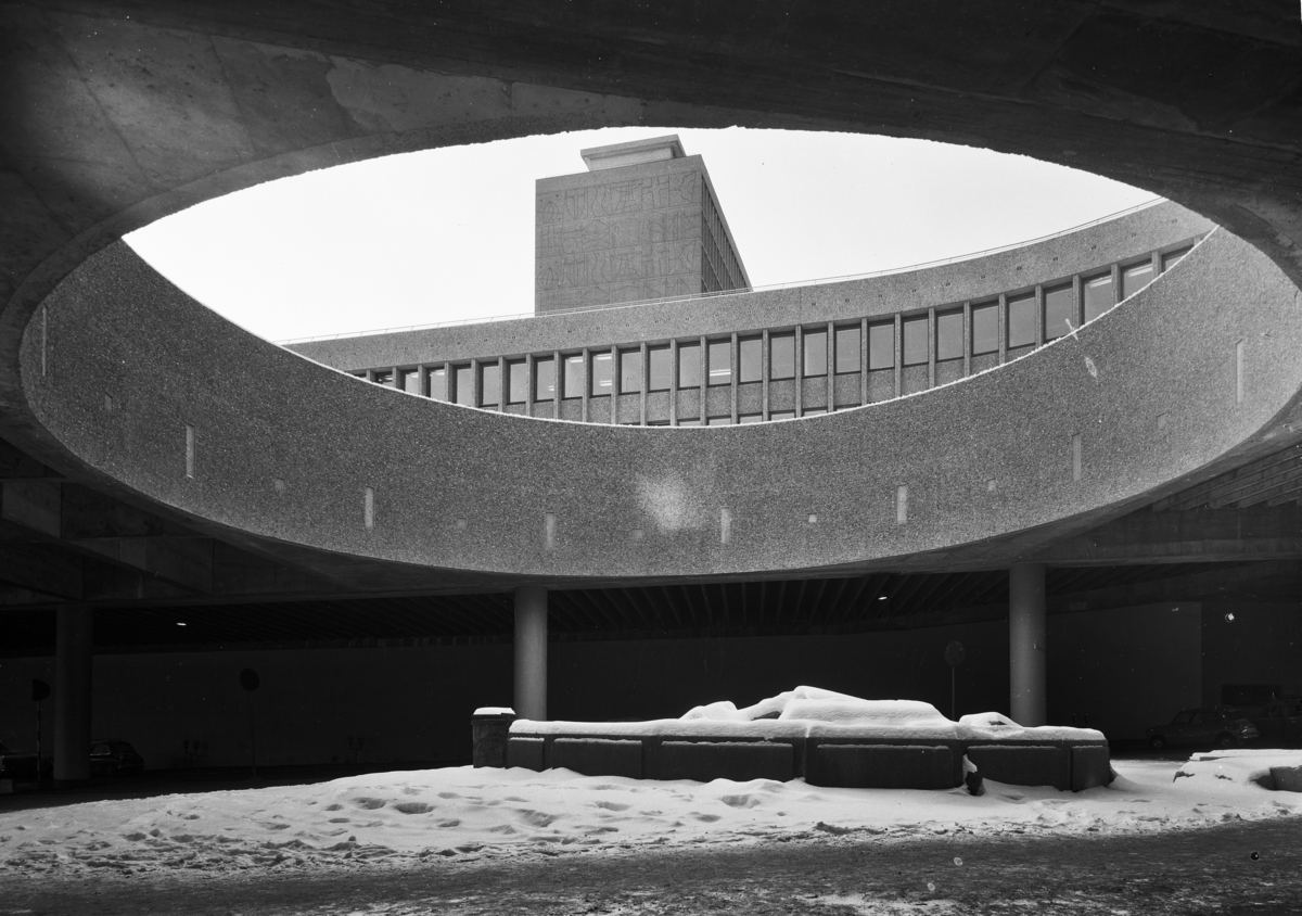 Eksteriørfoto av Y-blokka i Regjeringskvartalet.  Arkitekt Viksjø vant arkitektkonkurransen i 1939. Høyblokka i kvartalet sto ferdig i 1958, mens Y-blokka ble føyd til i 1969.