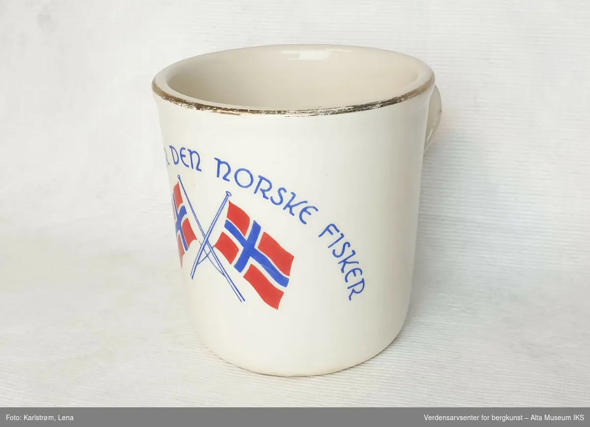 Kopp i hvitt porselen dekorert med gullkant, to norske flagg og teksten "Hurra for den norske fisker"