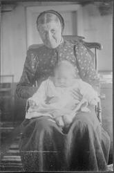 Bestemor med barnebarn, Kvidal, Stadsbygd
