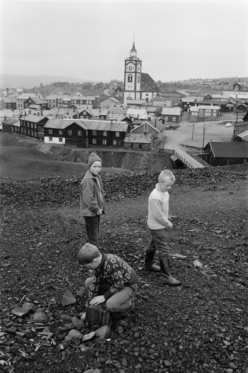 Barn leker i slagghaugene på Røros.