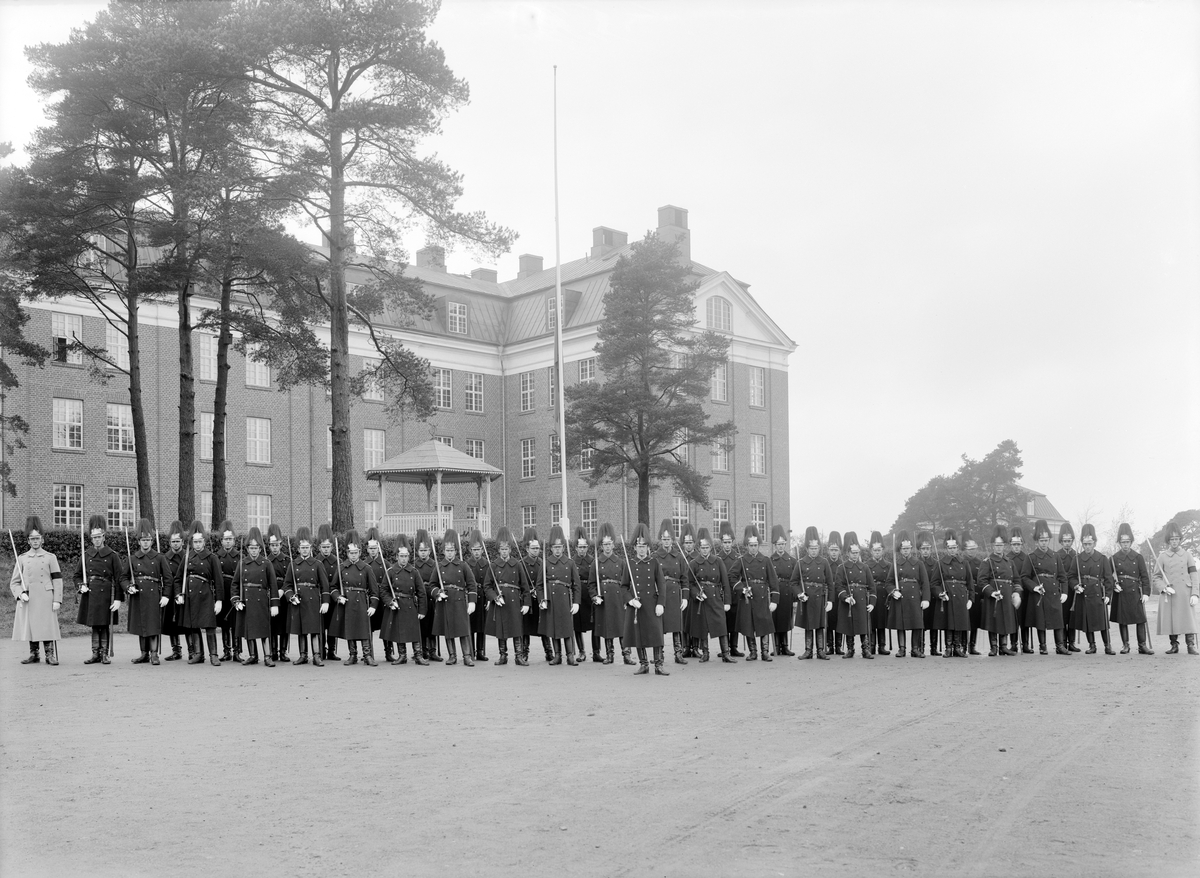 Paradkompaniet vid T 6 i Linköping står uppställda framför regementets logementsbyggnad. Året är 1925.