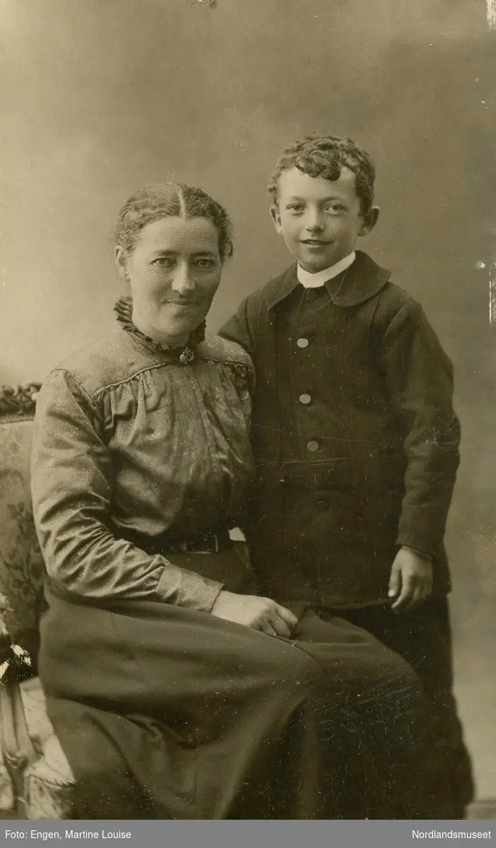 Portrett av Guren Margrete (1866-1924) og sønnen Nils Karoli Olsen (1907) fra Saursfjord i Leiranger.