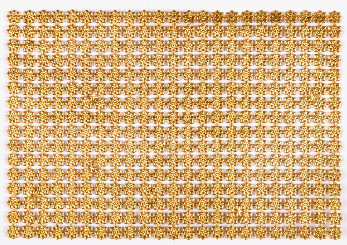Bunt med guldfärgade pappersstjärnor som använts för dekor av omslag av konfekt.