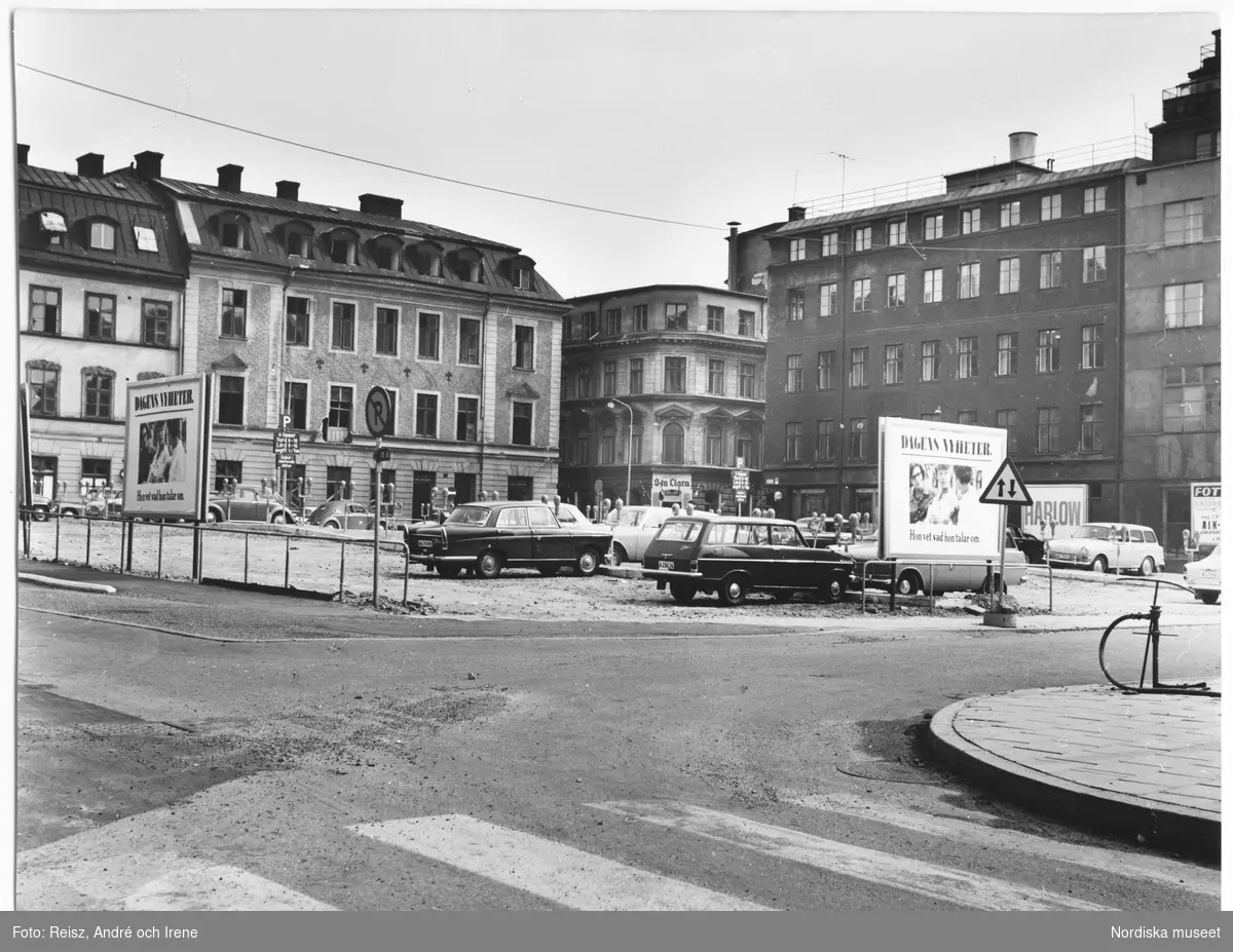 Stockholm. Gamla stan. Bilar på parkeringsplats. - Nordiska museet ...