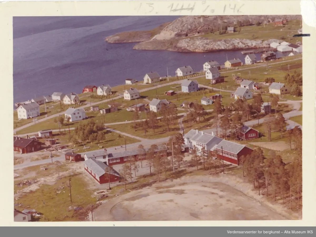 Oversikt over Bossekop 12.juli 1961, Nielsenkaia, bolighus, bossekop skole og idrettsplassen.