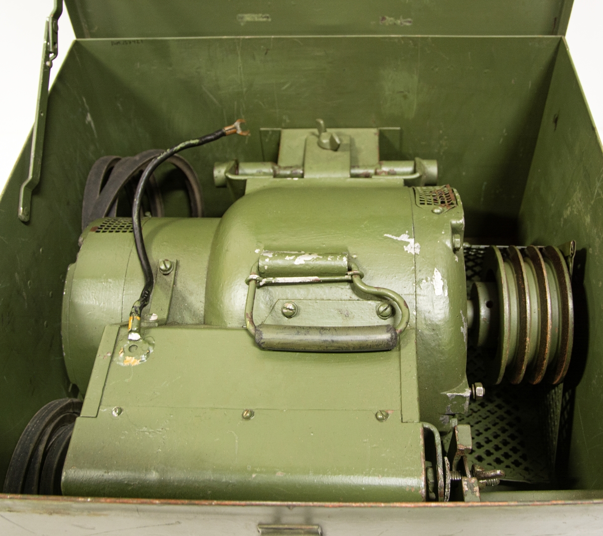 Kraftaggregat till spaningsradar PS-41. Förvaras i grön plåtlåda märkt: 2.