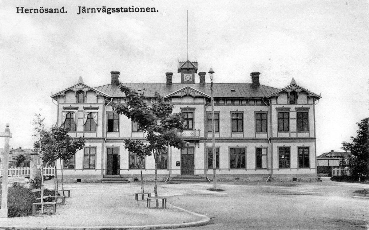 Järnvägsstationshus i Härnösand. Vykort. - Västernorrlands museum ...