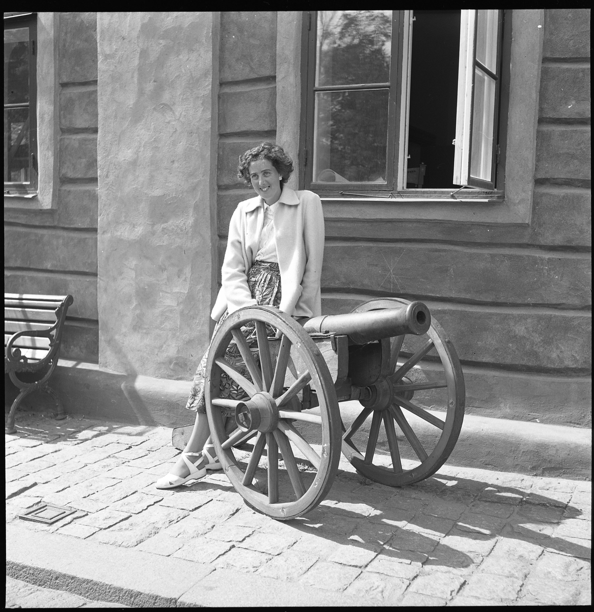 Kerstin Åsén vid en kanon.