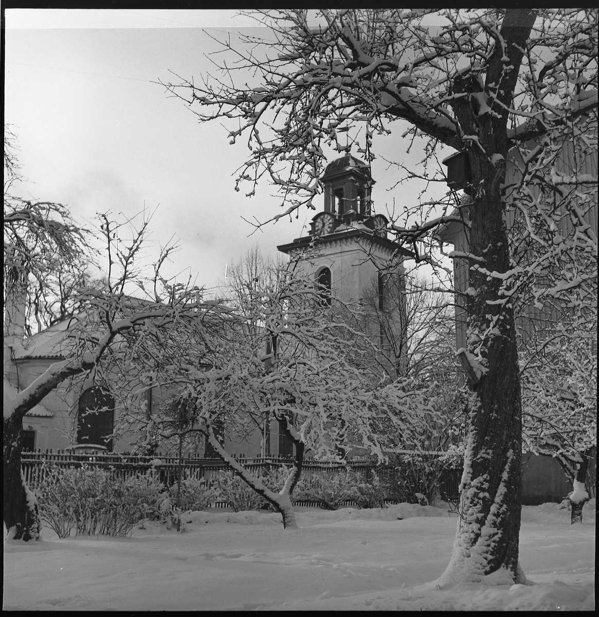 Snö kring Stadskyrkan sedd från gården i kv Hägern, dec 1950