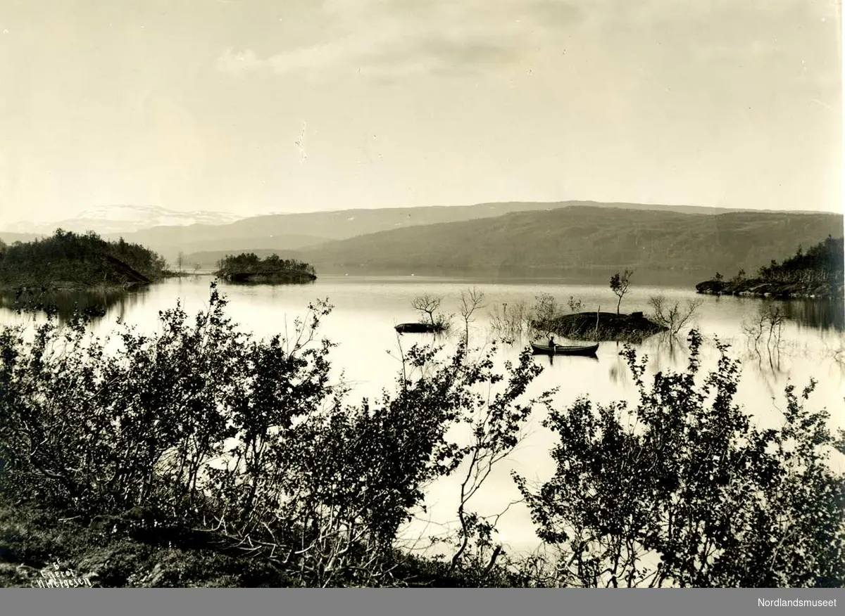 Første bilde (FA.F.10001-0338): Natur. Kjelvannet. Utsyn mot holmene ...