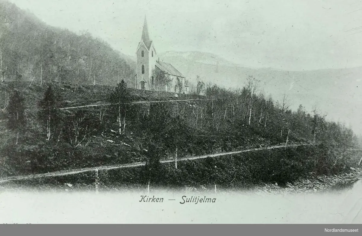 Kirke. 
Sulitjelma kirke bygget 1899. 

Foto Ukjent.