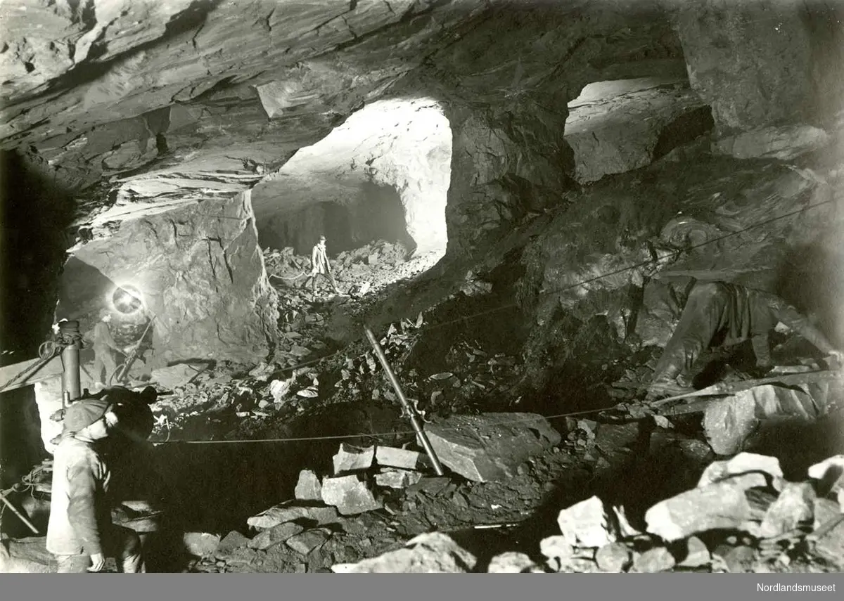 Jakobsbakken. Store bergrom. Foto Ukjent. - Nordlandsmuseet ...