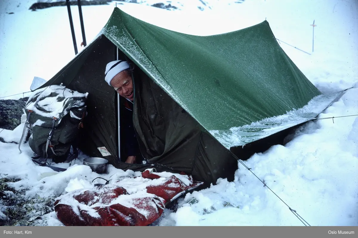 Gresshoppas telt "Mogop", mann, ryggsekk, snø