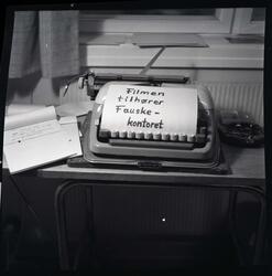 Fotografi av en gammel skrivemaskin inne i et kontor som det